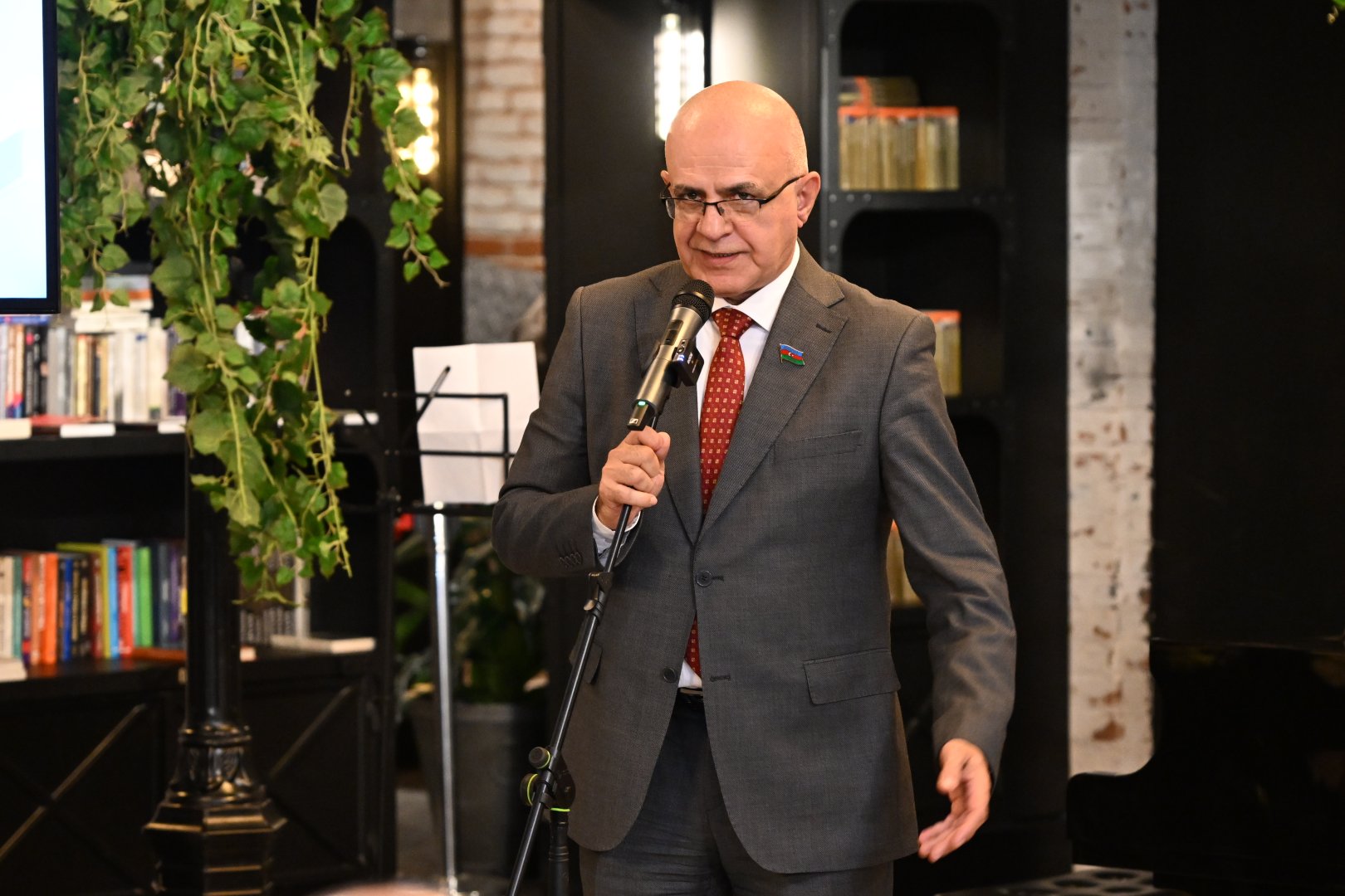 В Баку презентована книга Бахруза Нифталиева "Письма Богу", вызвавшая большой интерес (ФОТО)