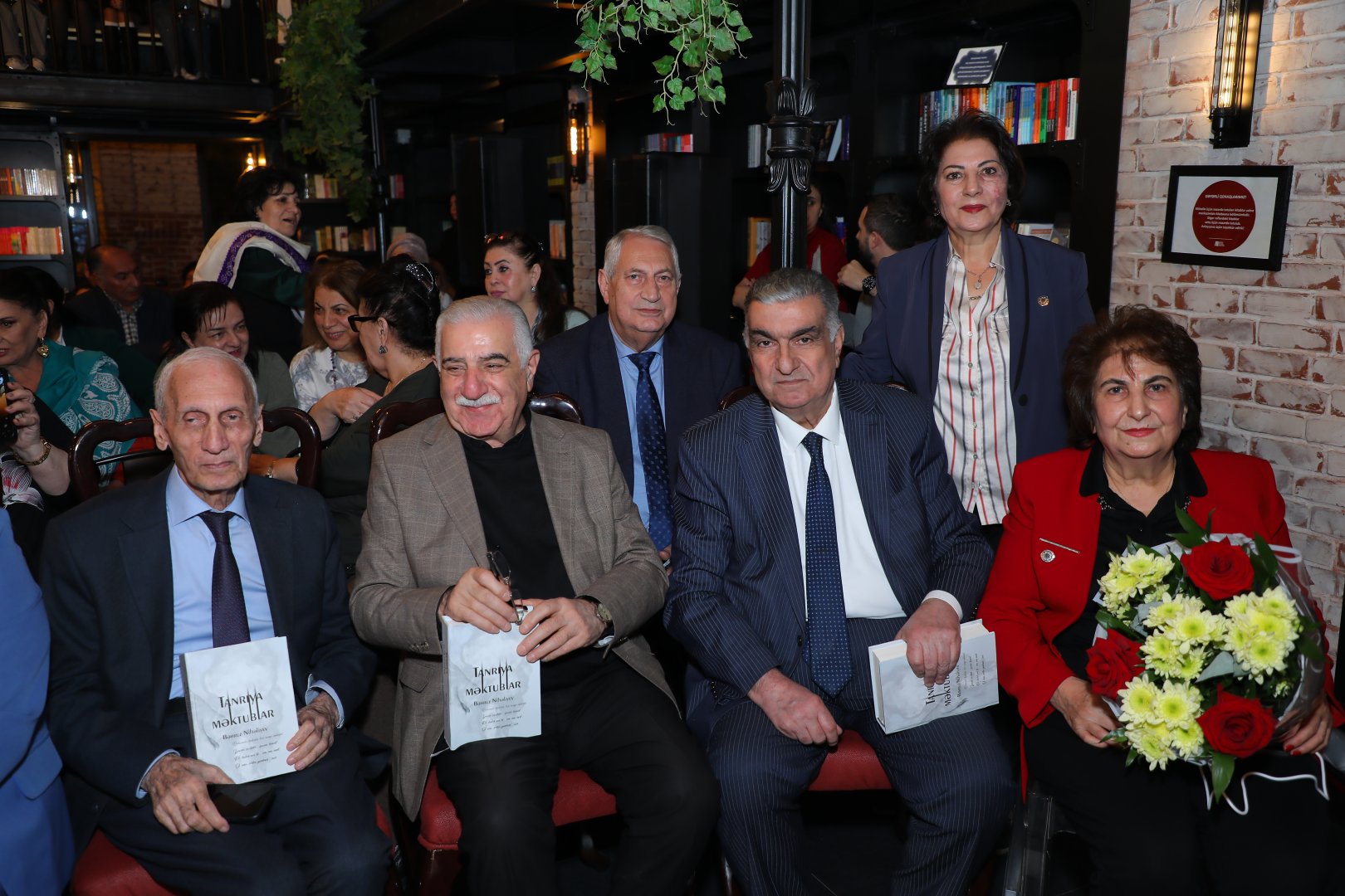 В Баку презентована книга Бахруза Нифталиева "Письма Богу", вызвавшая большой интерес (ФОТО)