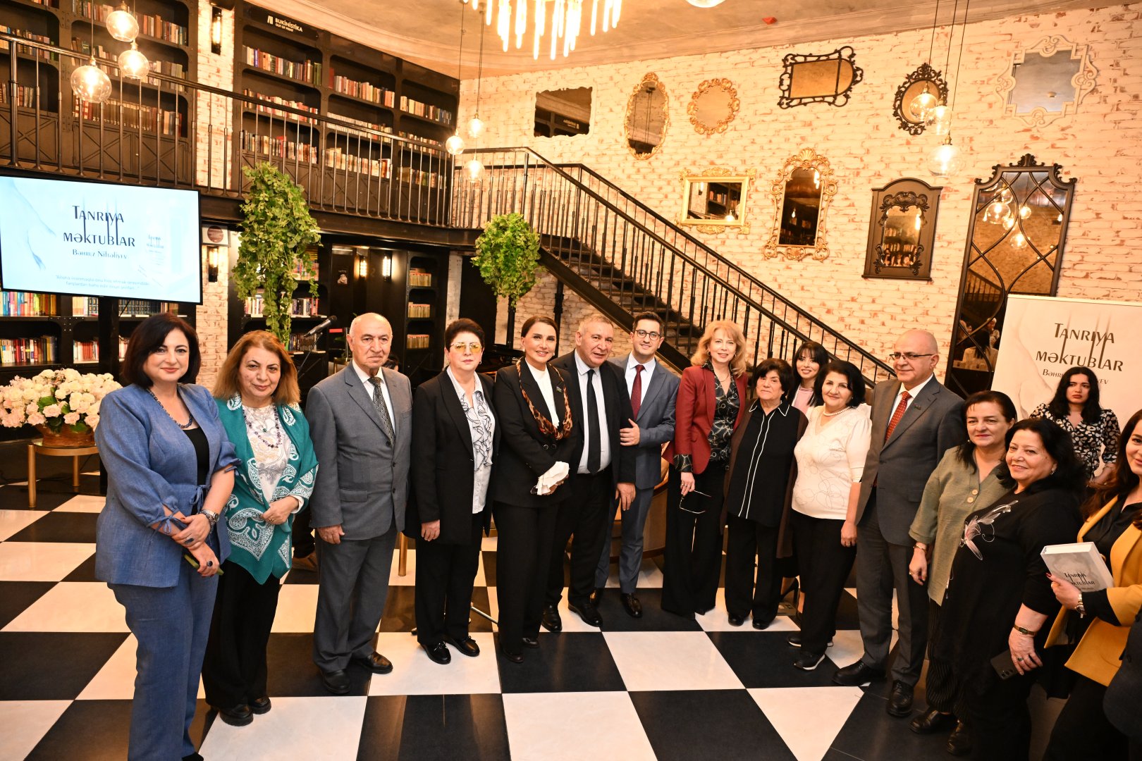 В Баку презентована книга Бахруза Нифталиева "Письма Богу", вызвавшая большой интерес (ФОТО)