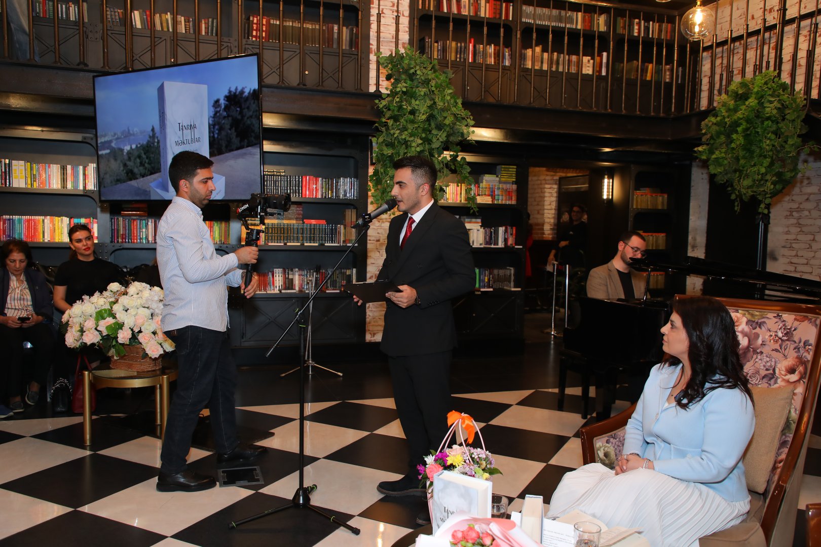 В Баку презентована книга Бахруза Нифталиева "Письма Богу", вызвавшая большой интерес (ФОТО)