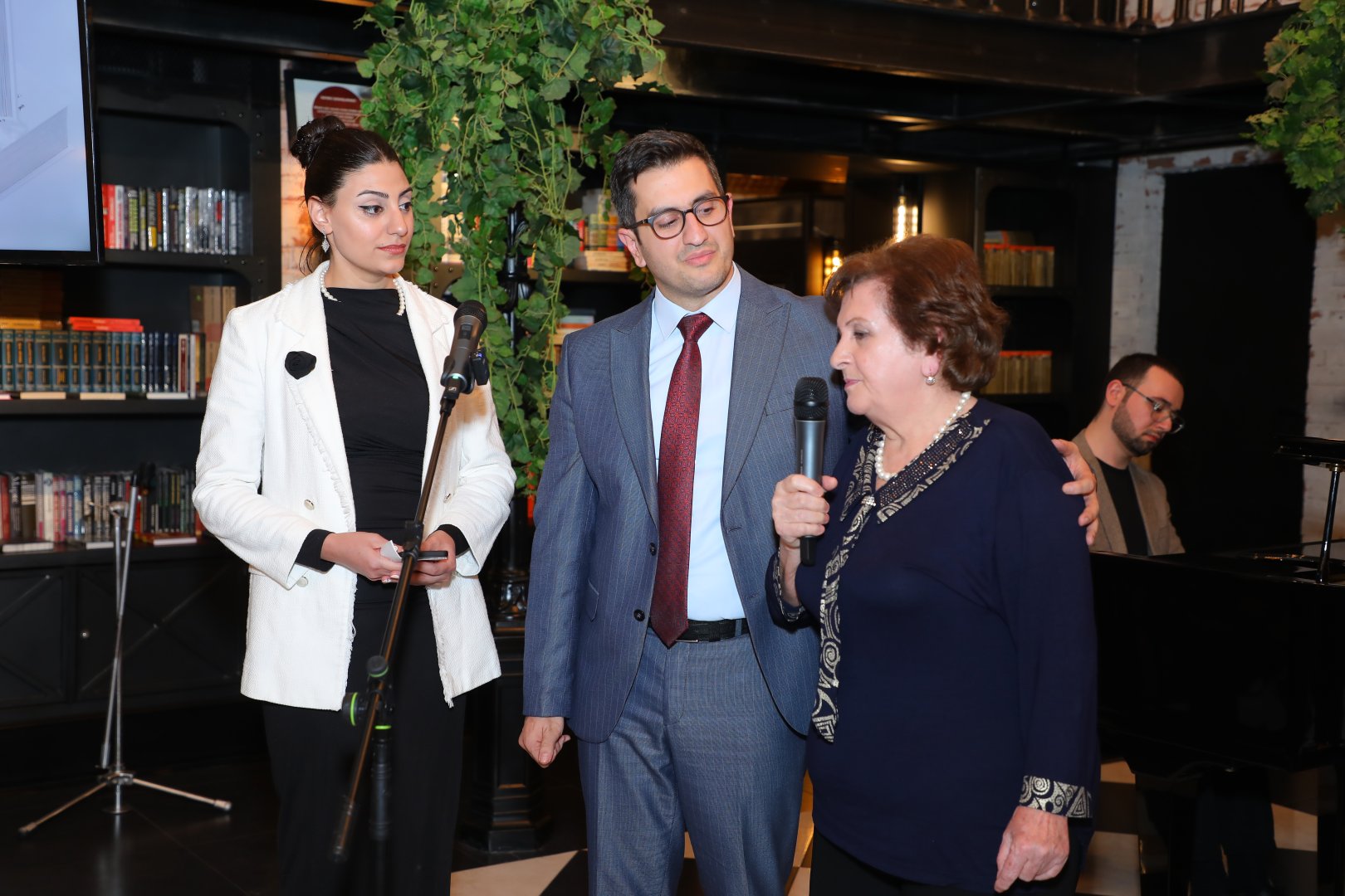 В Баку презентована книга Бахруза Нифталиева "Письма Богу", вызвавшая большой интерес (ФОТО)