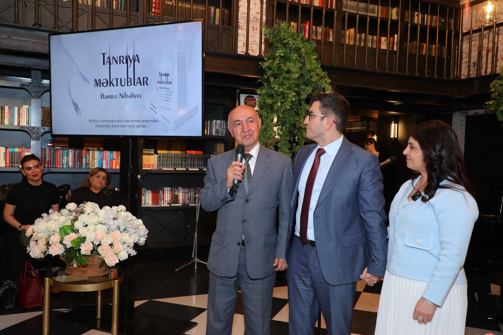 В Баку презентована книга Бахруза Нифталиева "Письма Богу", вызвавшая большой интерес (ФОТО)