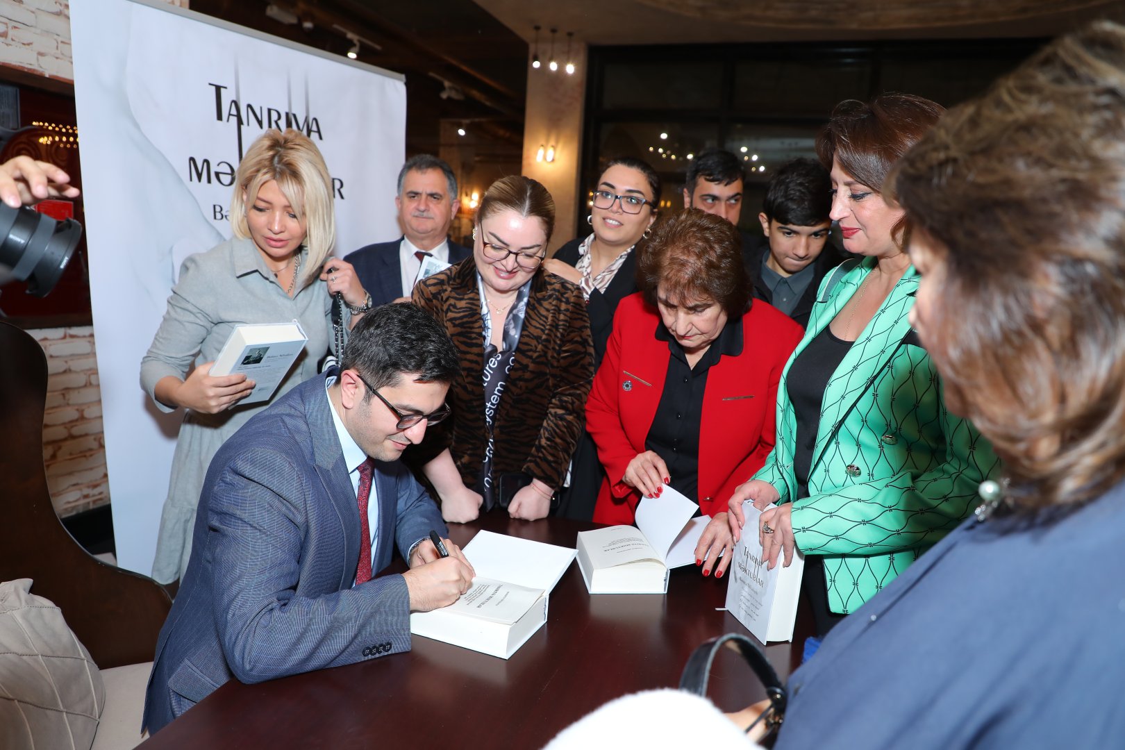 В Баку презентована книга Бахруза Нифталиева "Письма Богу", вызвавшая большой интерес (ФОТО)