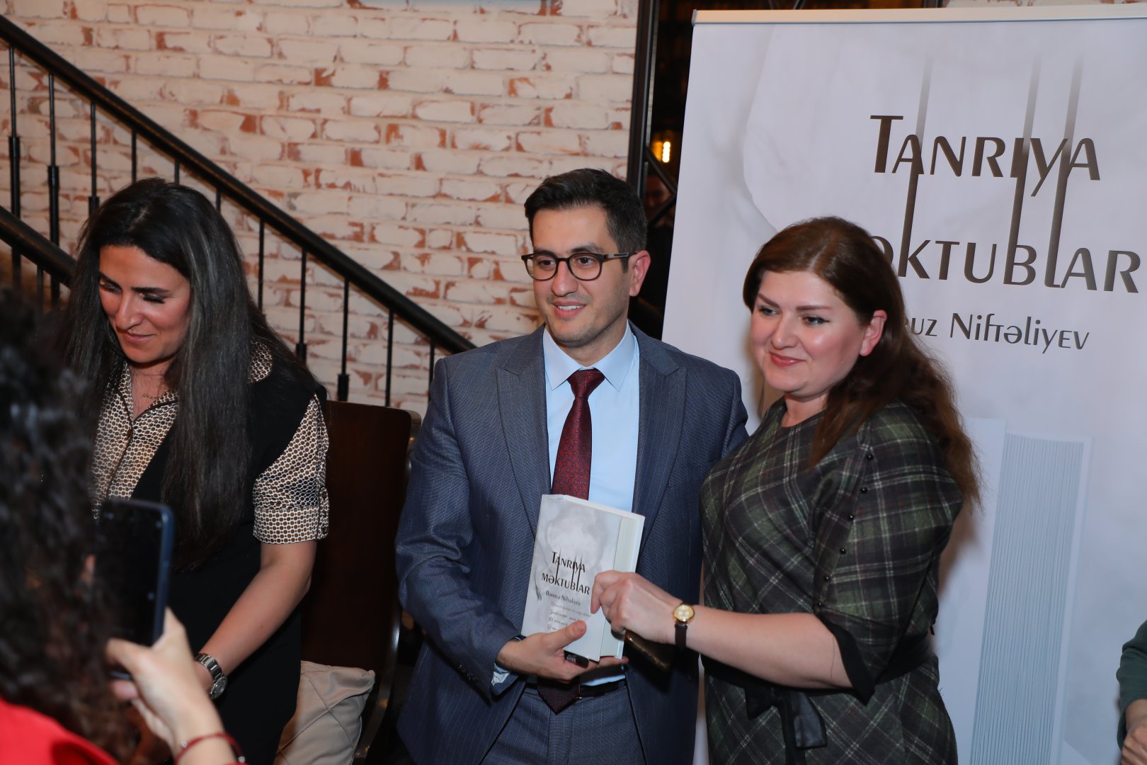 В Баку презентована книга Бахруза Нифталиева "Письма Богу", вызвавшая большой интерес (ФОТО)