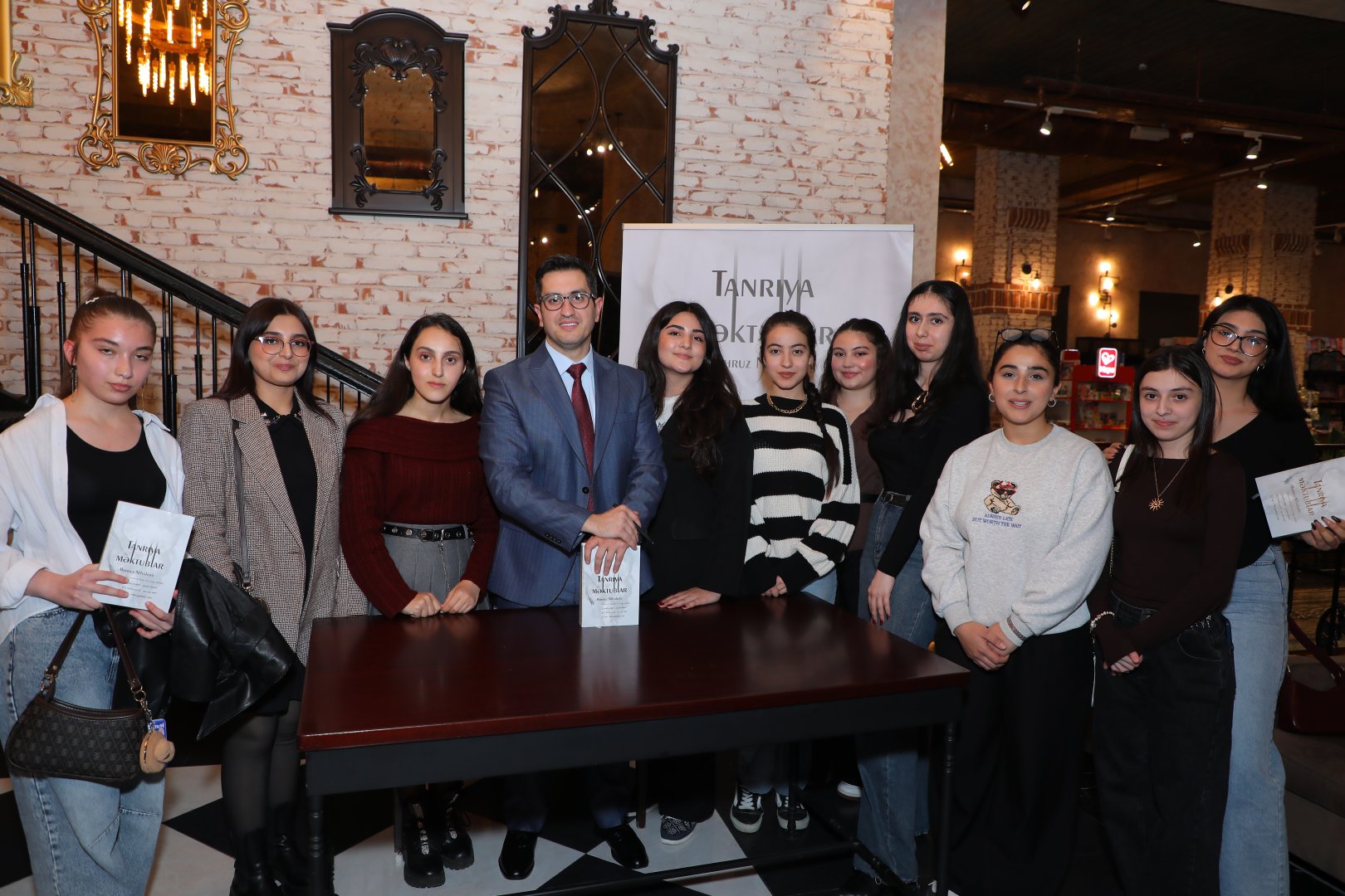 В Баку презентована книга Бахруза Нифталиева "Письма Богу", вызвавшая большой интерес (ФОТО)