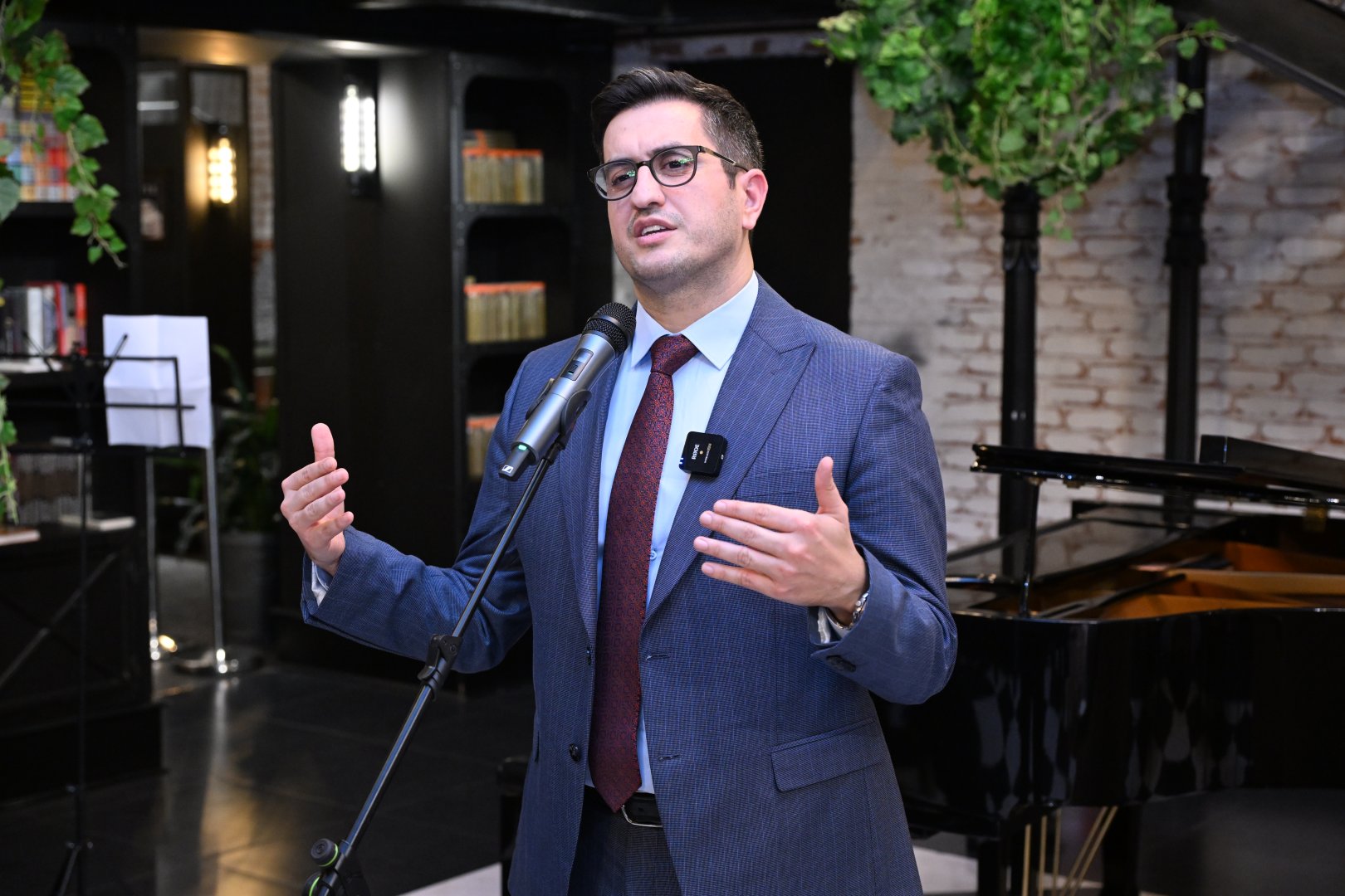 В Баку презентована книга Бахруза Нифталиева "Письма Богу", вызвавшая большой интерес (ФОТО)