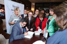 В Баку презентована книга Бахруза Нифталиева "Письма Богу", вызвавшая большой интерес (ФОТО)