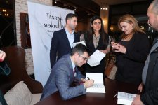 В Баку презентована книга Бахруза Нифталиева "Письма Богу", вызвавшая большой интерес (ФОТО)