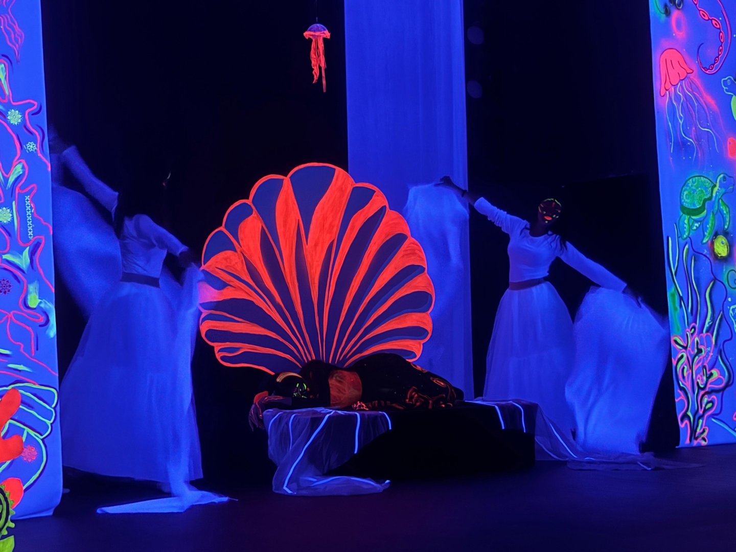 Одна морская история в Баку – в эстетике неона (ФОТО)