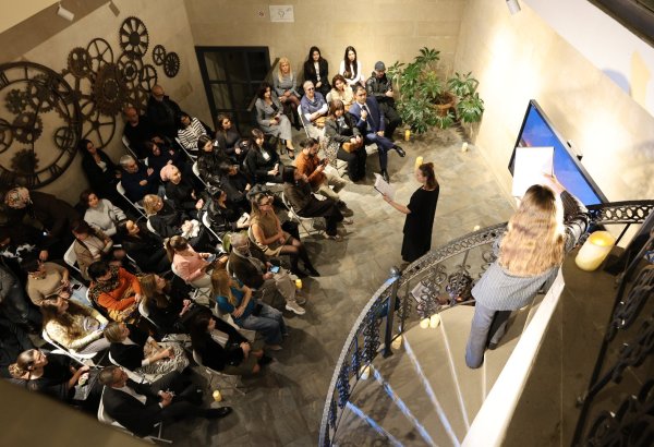 В рамках фестиваля "Нефтяной бум улыбается всем" в Баку представлена пьеса "Нефть" (ФОТО)