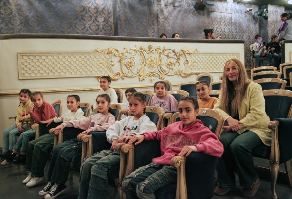 Воспитанники детского дома стали гостями азербайджанского театра (ФОТО)