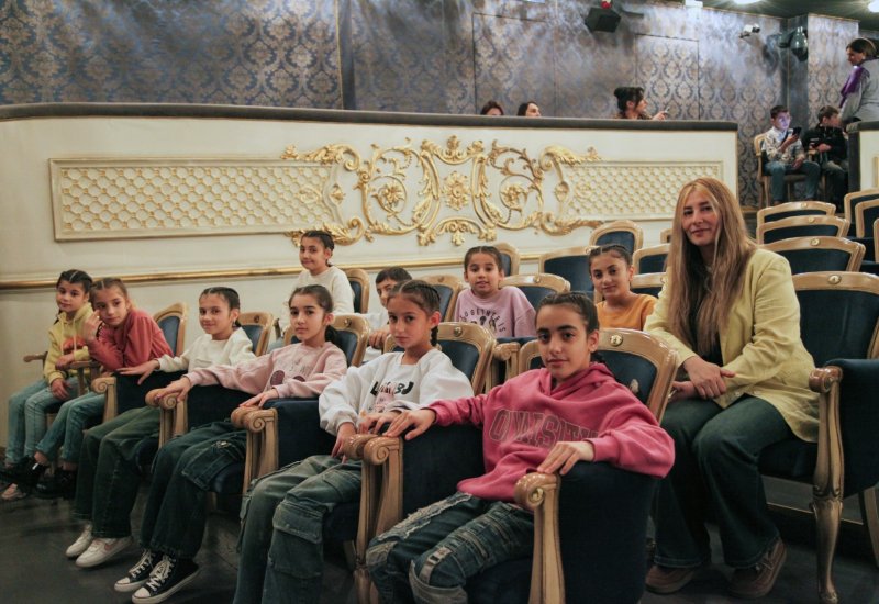 Воспитанники детского дома стали гостями азербайджанского театра (ФОТО)
