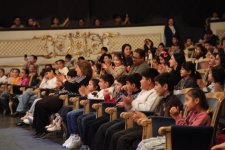 Воспитанники детского дома стали гостями азербайджанского театра (ФОТО)