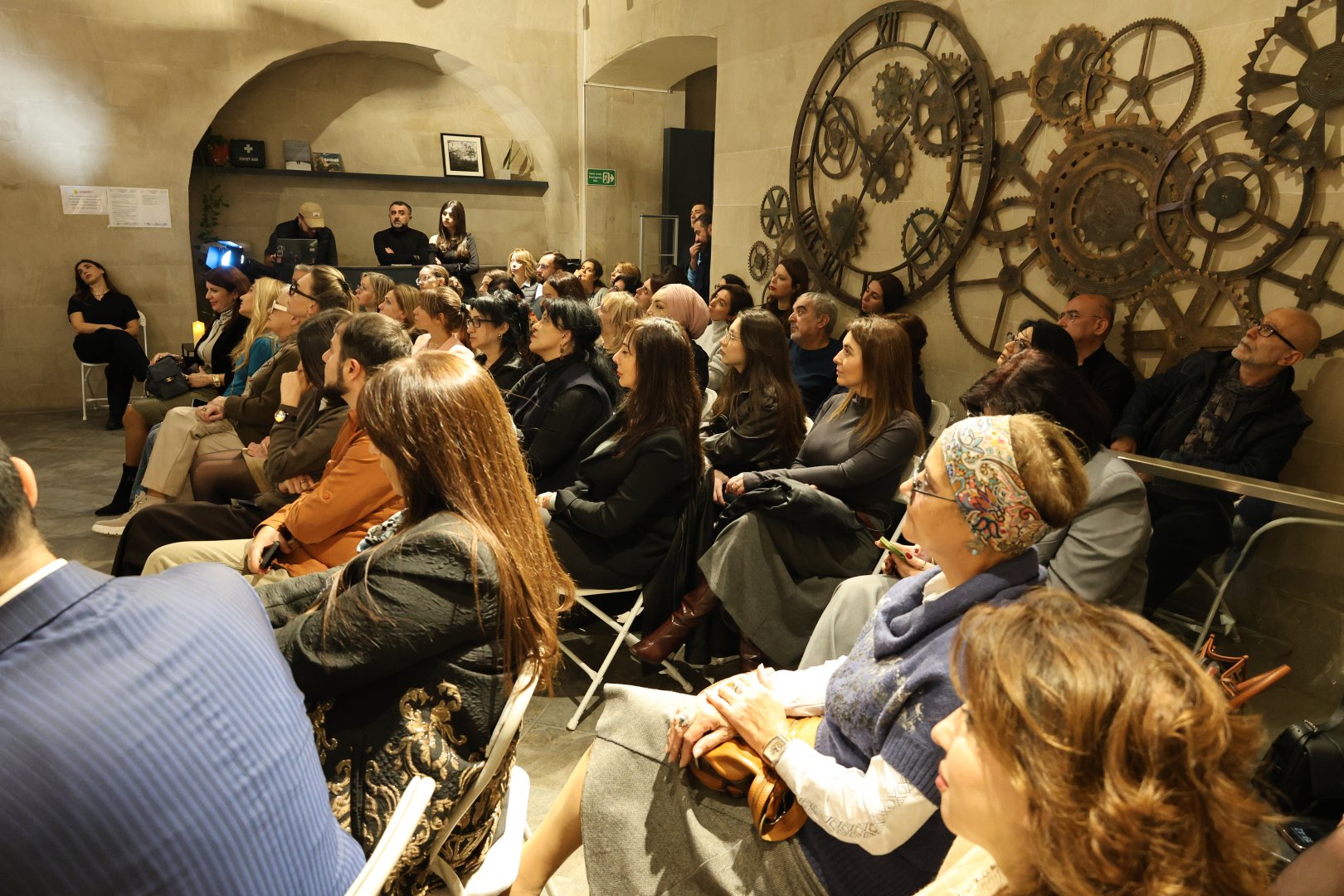 В рамках фестиваля "Нефтяной бум улыбается всем" в Баку представлена пьеса "Нефть" (ФОТО)