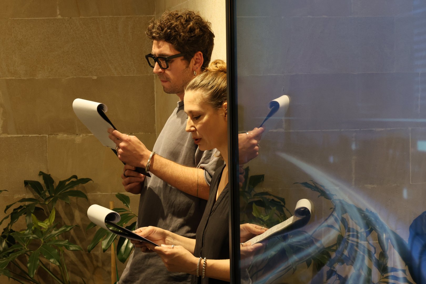 В рамках фестиваля "Нефтяной бум улыбается всем" в Баку представлена пьеса "Нефть" (ФОТО)