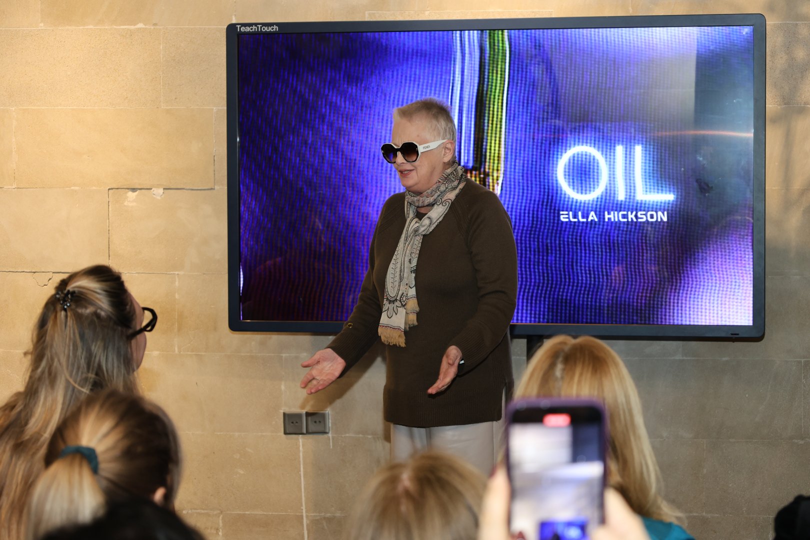 В рамках фестиваля "Нефтяной бум улыбается всем" в Баку представлена пьеса "Нефть" (ФОТО)