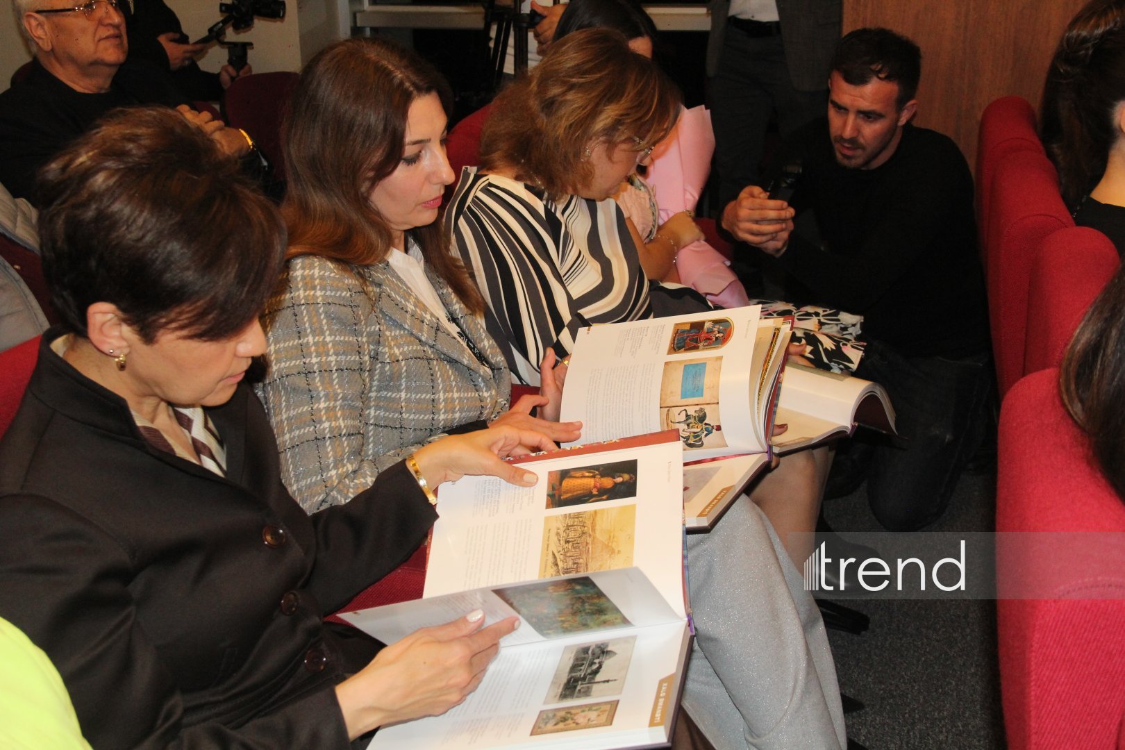 Xalq Bank провел торжественную презентацию издания, посвященного выдающемуся художнику XIX века Мирзе Гадиму Иревани (ФОТО)