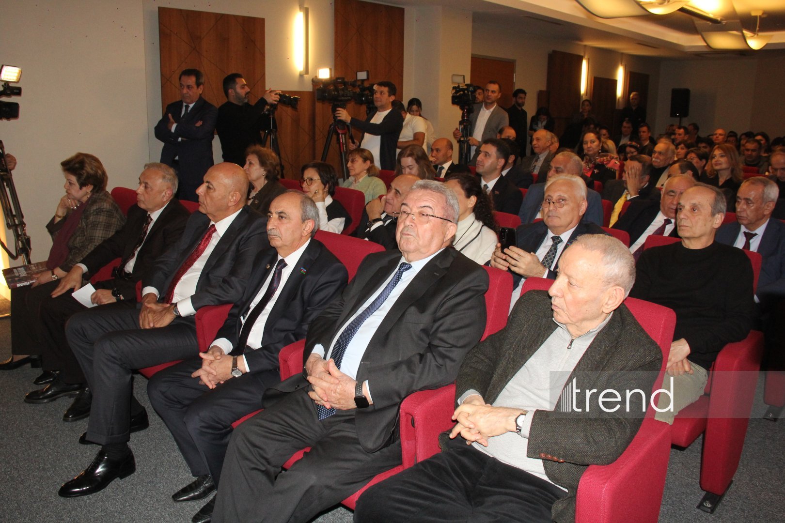 Xalq Bank провел торжественную презентацию издания, посвященного выдающемуся художнику XIX века Мирзе Гадиму Иревани (ФОТО)