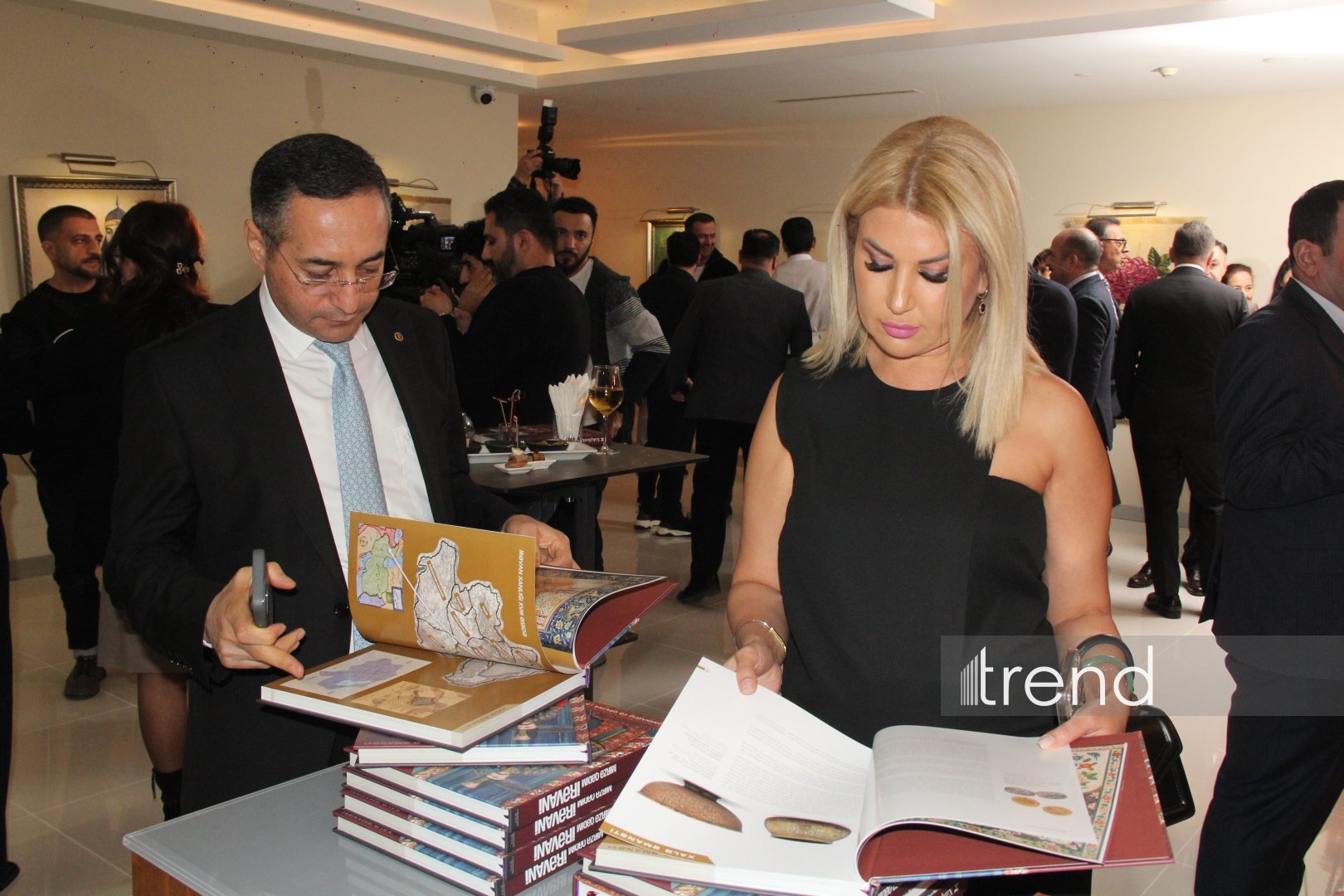 Xalq Bank провел торжественную презентацию издания, посвященного выдающемуся художнику XIX века Мирзе Гадиму Иревани (ФОТО)