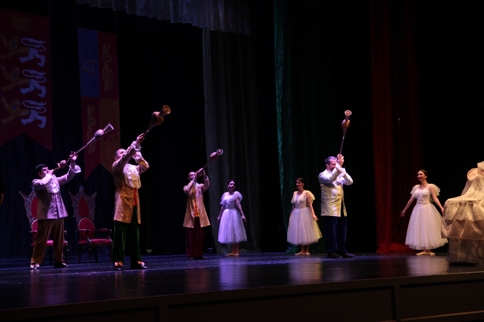 Воспитанники детского дома стали гостями азербайджанского театра (ФОТО)