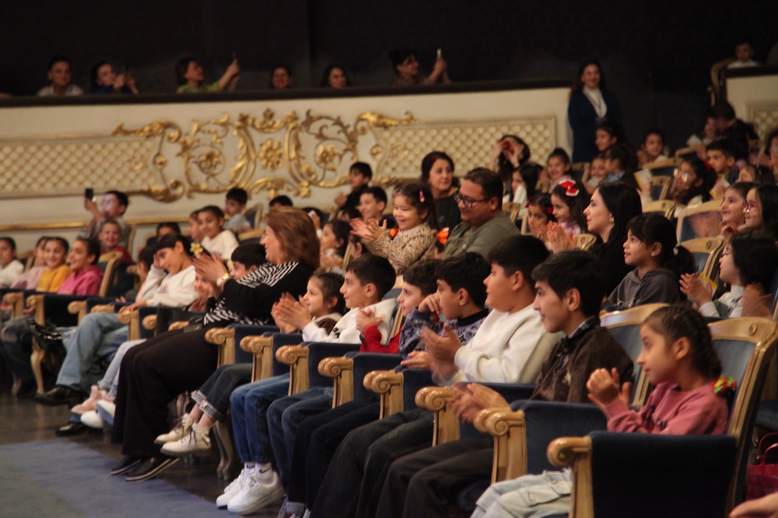 Воспитанники детского дома стали гостями азербайджанского театра (ФОТО)