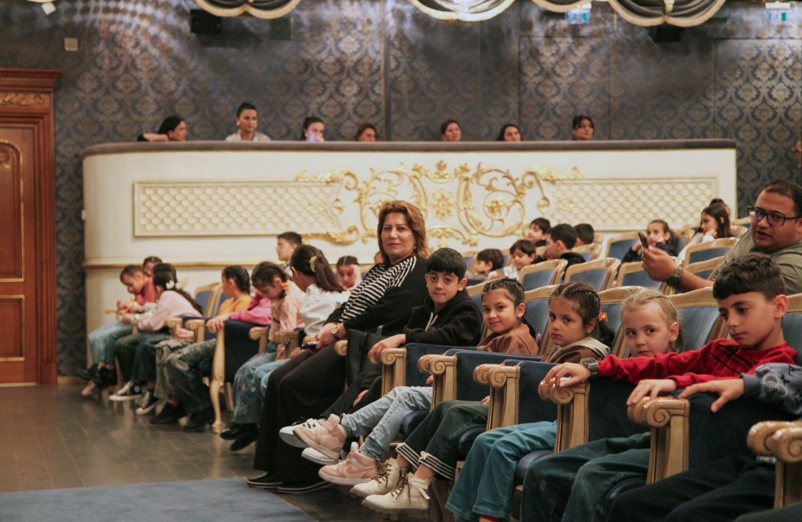 Воспитанники детского дома стали гостями азербайджанского театра (ФОТО)