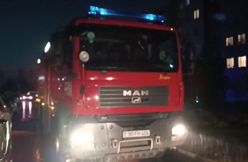 В многоэтажном жилом здании в Баку произошел пожар, четыре человека погибли (ФОТО)