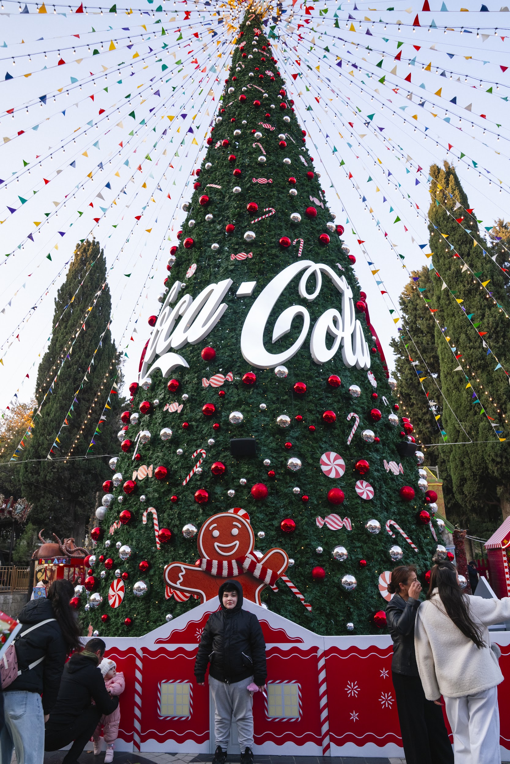 Ярмарка "Холодные руки, горячее сердце" в Баку впервые представлена в цирковой тематике и превращает Площадь Фонтанов в уникальное пространство (ФОТО)