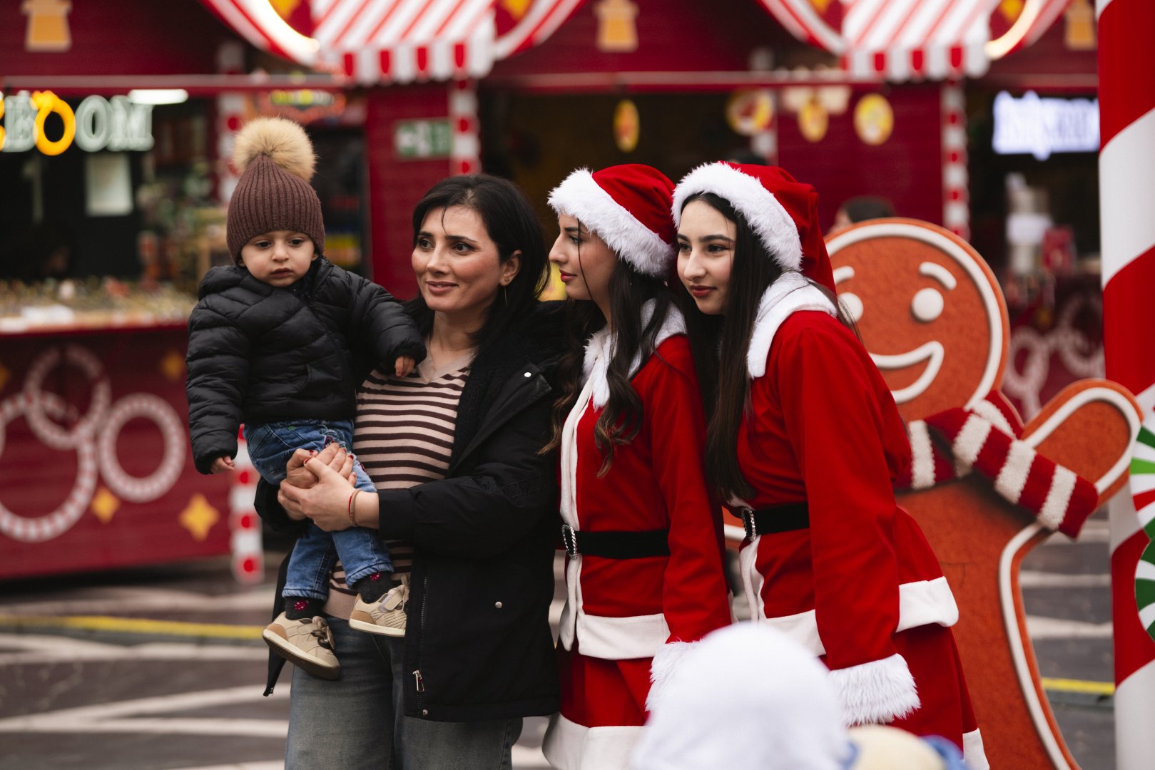 Ярмарка "Холодные руки, горячее сердце" в Баку впервые представлена в цирковой тематике и превращает Площадь Фонтанов в уникальное пространство (ФОТО)