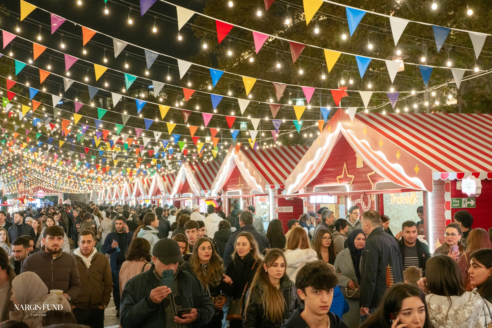 Ярмарка "Холодные руки, горячее сердце" в Баку впервые представлена в цирковой тематике и превращает Площадь Фонтанов в уникальное пространство (ФОТО)