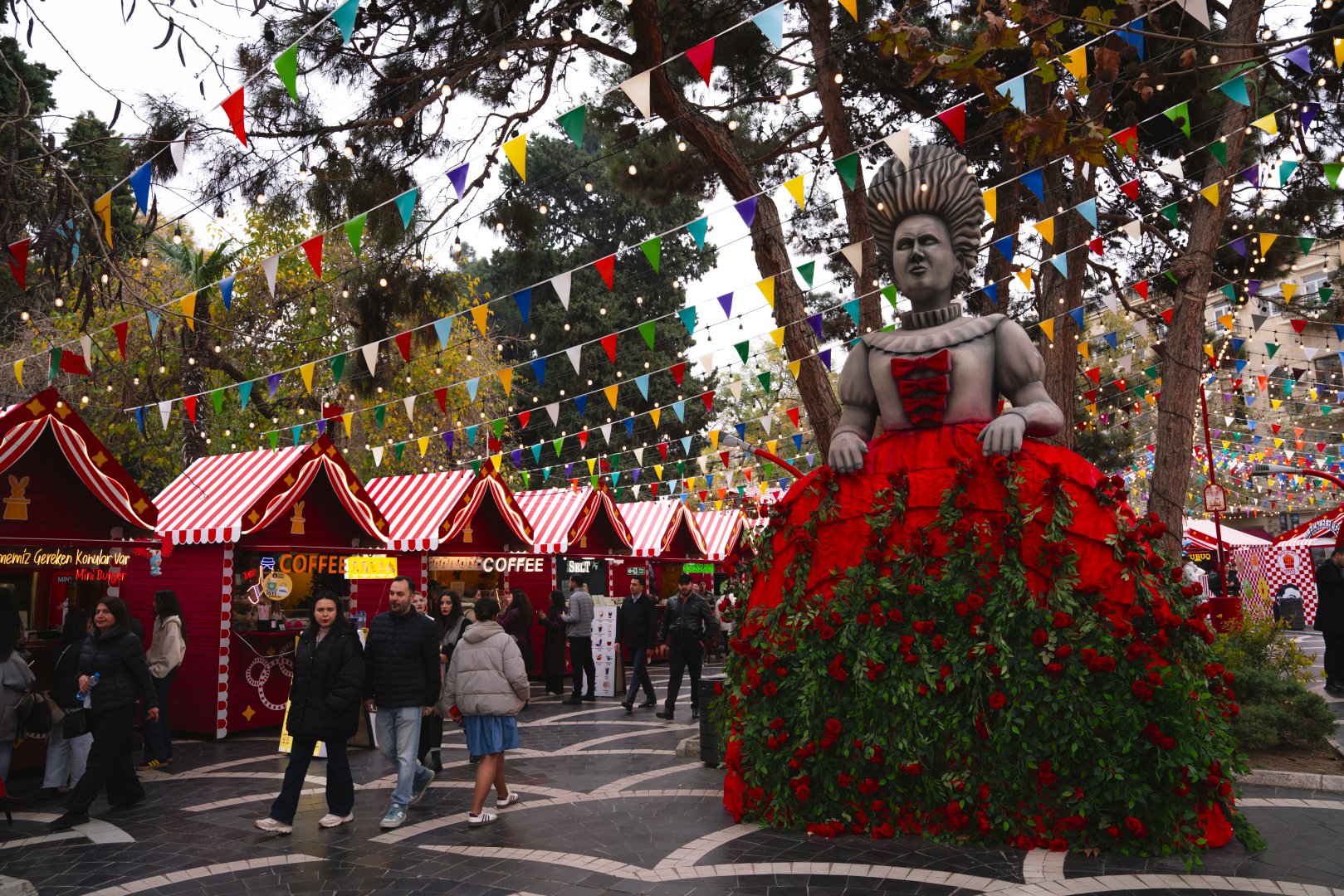 Ярмарка "Холодные руки, горячее сердце" в Баку впервые представлена в цирковой тематике и превращает Площадь Фонтанов в уникальное пространство (ФОТО)