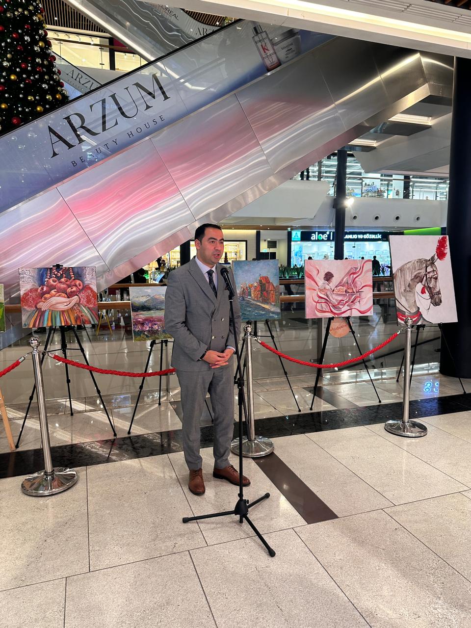 В Гяндже в формате live show представлена экспозиция "Польша глазами азербайджанских художников" (ФОТО)