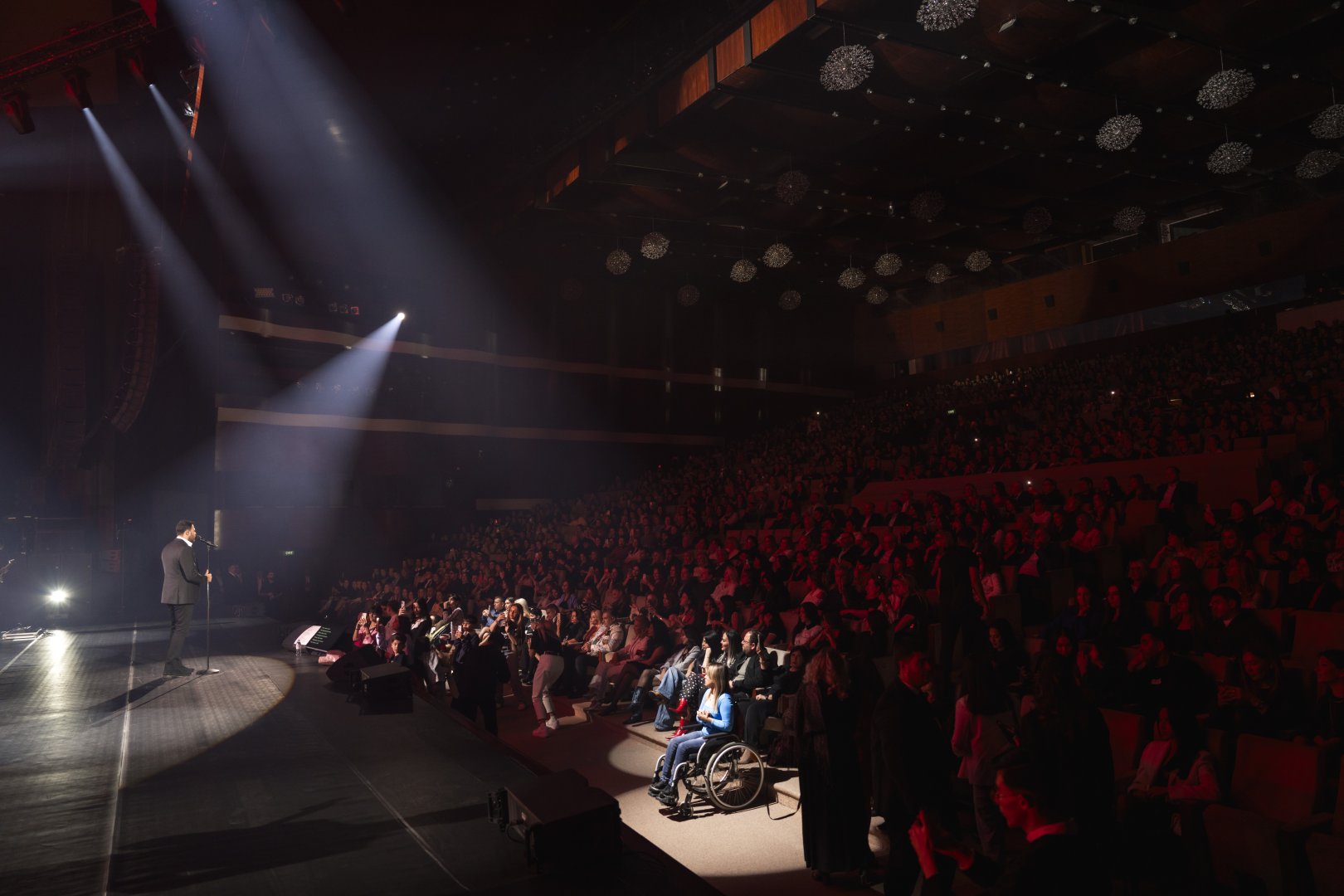 Эмоции, голос и тысячи огней: EMIN подарил Баку тёплый декабрьский вечер (ФОТО)