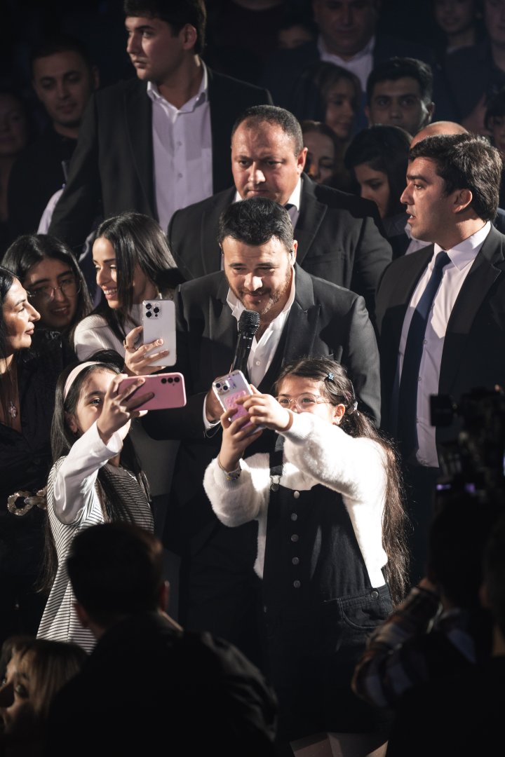 Эмоции, голос и тысячи огней: EMIN подарил Баку тёплый декабрьский вечер (ФОТО)