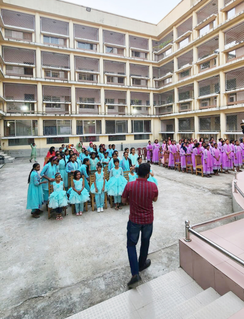 Вице-президент Фонда Гейдара Алиева Лейла Алиева и руководитель Баку Медиа Центра Арзу Алиева посетили детский дом в Дакке (ФОТО)