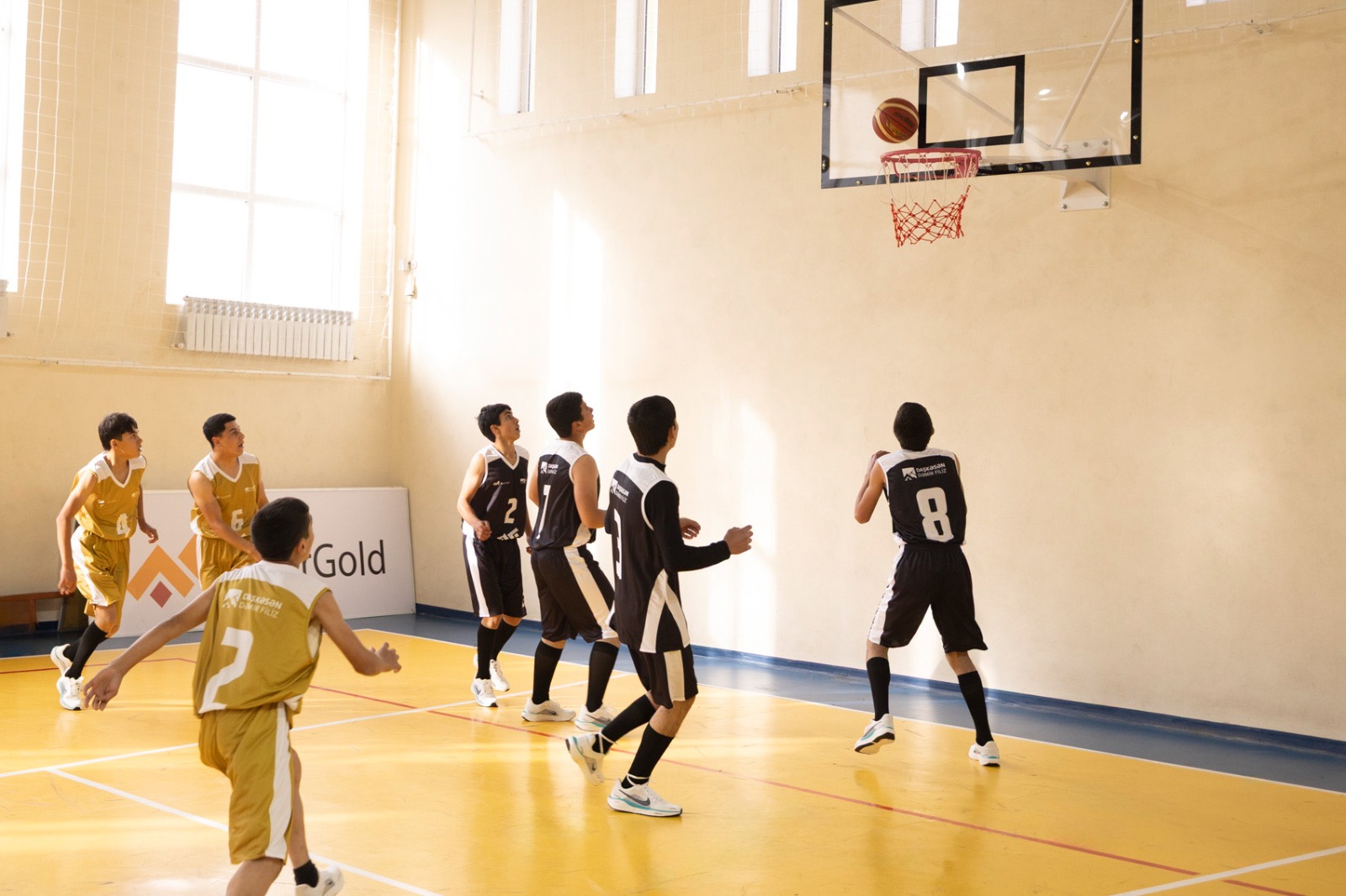 В Дашкесане прошел баскетбольный турнир среди школьников (FOTO)
