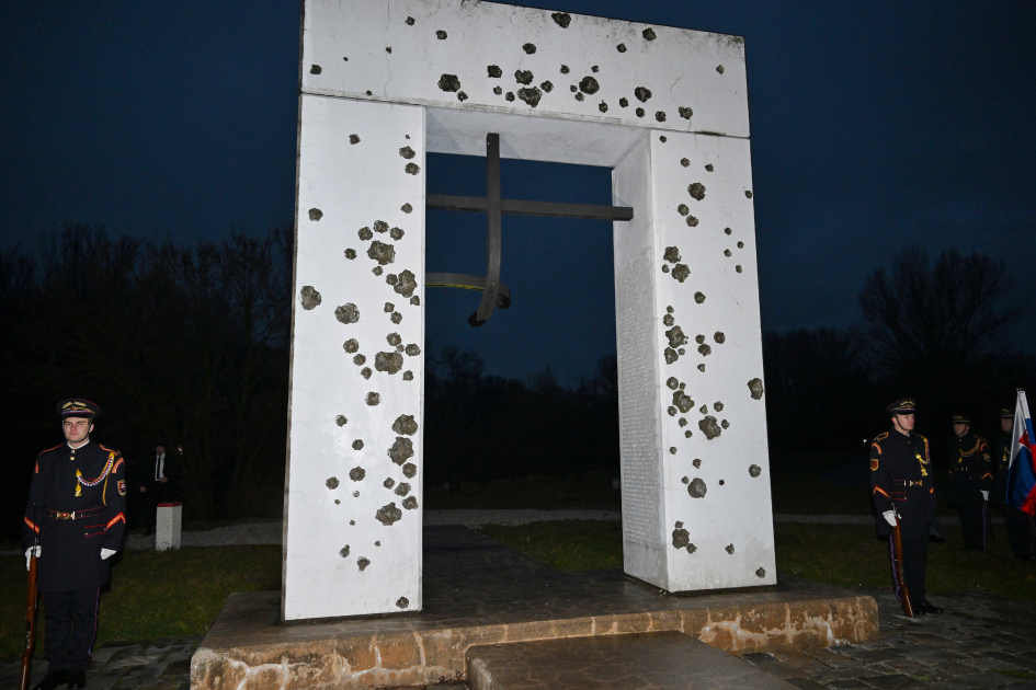 Президент Ильхам Алиев и Президент Петер Пеллегрини посетили мемориал «Ворота Свободы» в Братиславе (ФОТО)