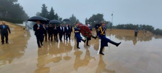 Министр иностранных дел Ирана почтил в Баку память шехидов (ФОТО)