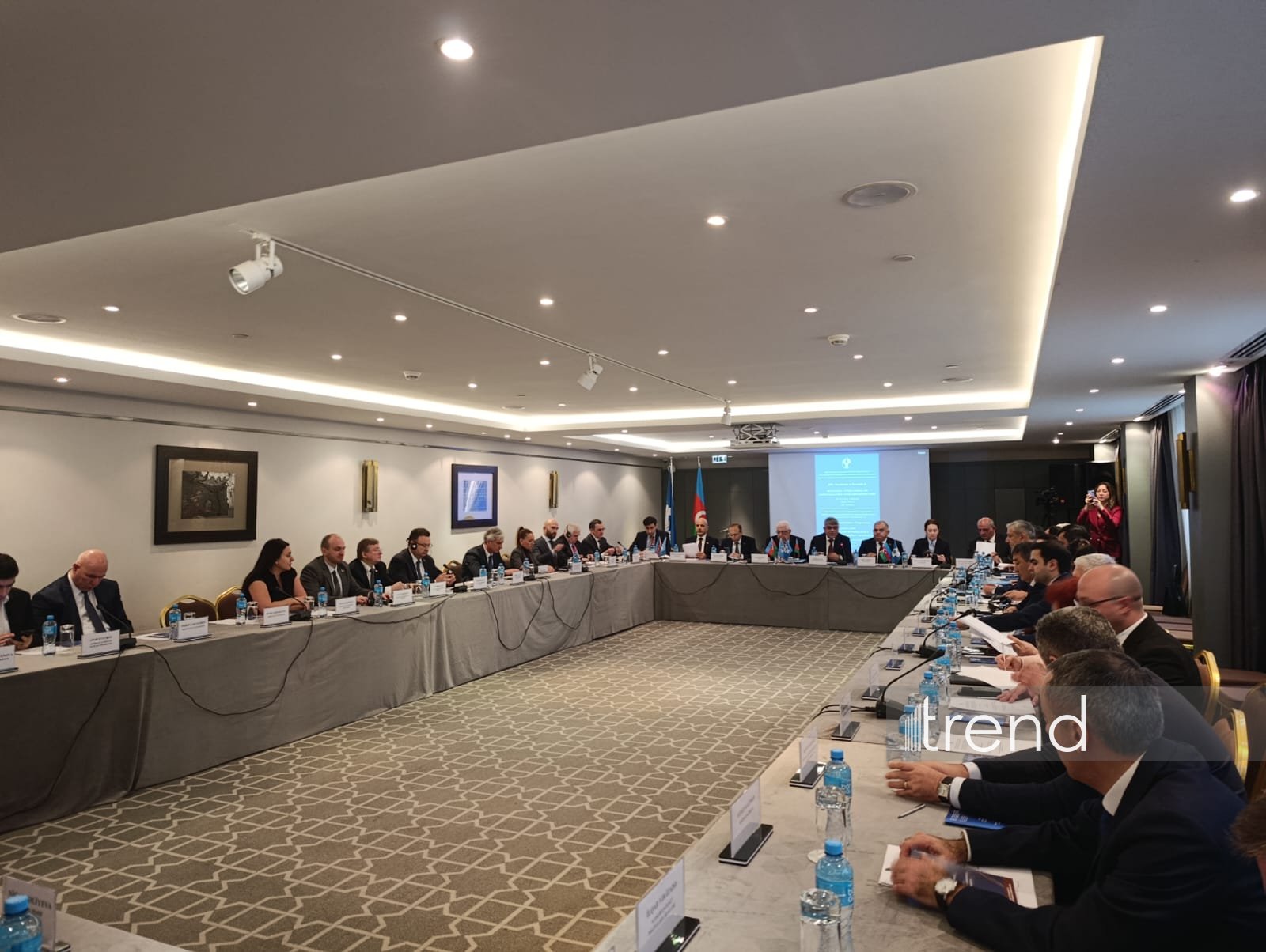 В Баку проходит международная конференция на тему "Гейдар Алиев - основатель конституционализма и парламентаризма суверенного Азербайджана"