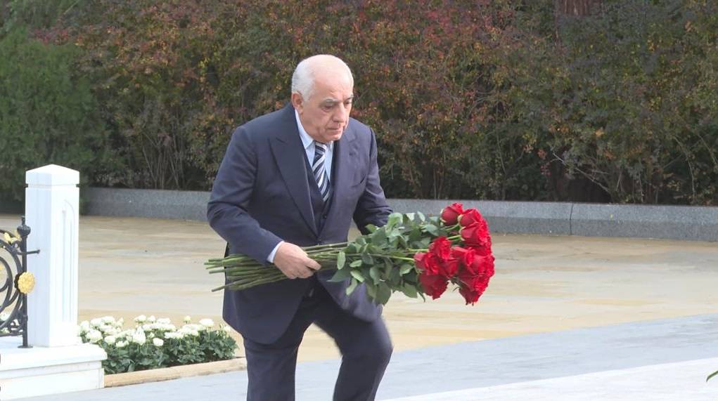 Али Асадов посетил могилу великого лидера Гейдара Алиева