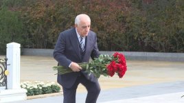 Али Асадов посетил могилу великого лидера Гейдара Алиева