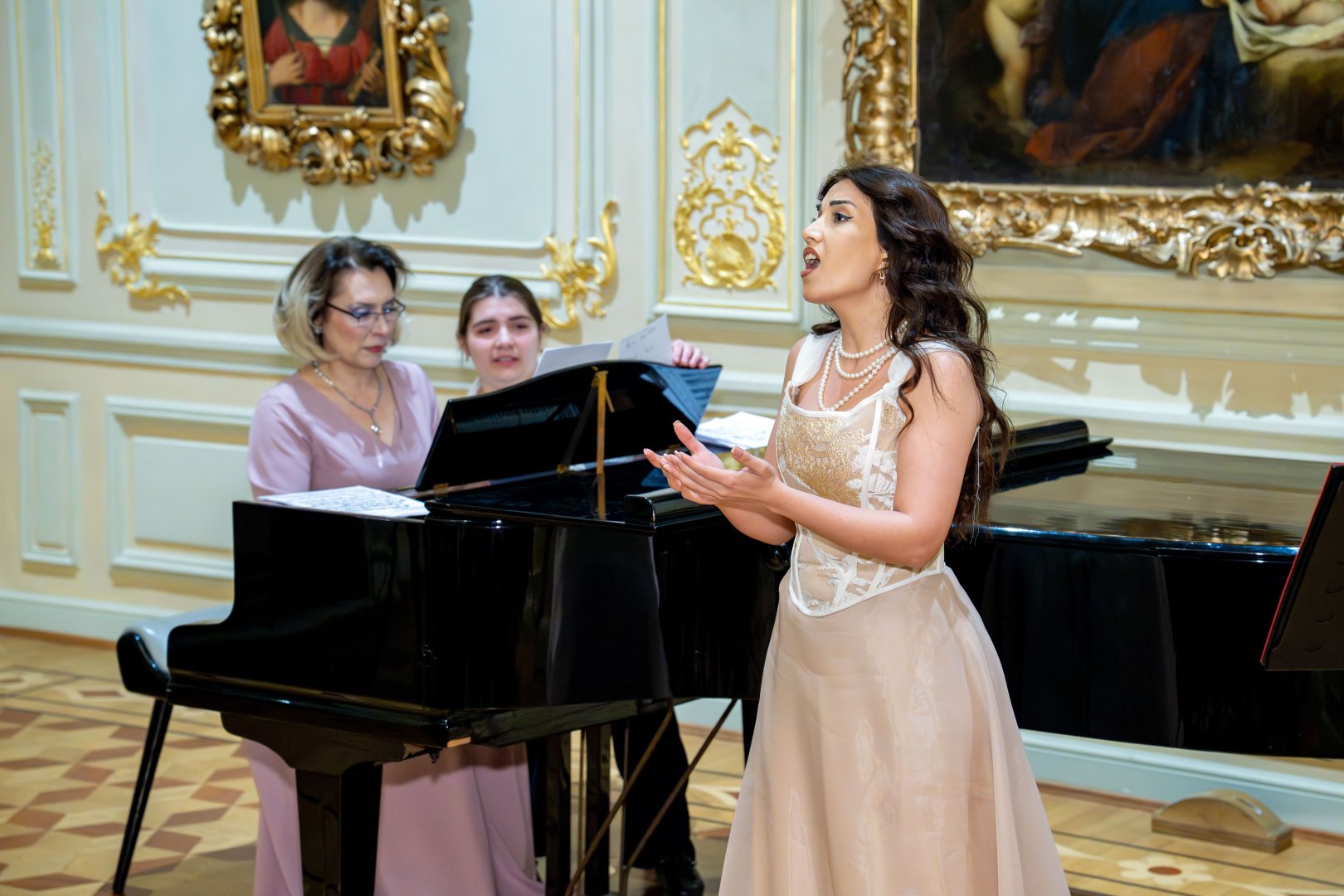 Азербайджанской музей в ауре классической музыки – душевный отдых среди картин (ФОТО)