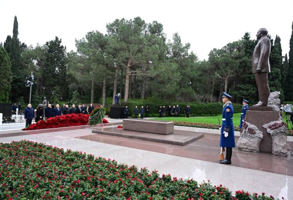 Представители Конституционного суда посетили могилу общенационального лидера Гейдара Алиева (ФОТО)