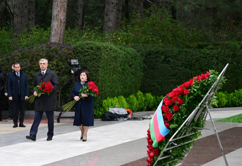 Официальные лица государства и правительства почтили память великого лидера Гейдара Алиева на Аллее почетного захоронения (ФОТО)
