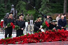 Официальные лица государства и правительства почтили память великого лидера Гейдара Алиева на Аллее почетного захоронения (ФОТО)