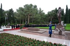 Официальные лица государства и правительства почтили память великого лидера Гейдара Алиева на Аллее почетного захоронения (ФОТО)