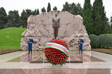 Официальные лица государства и правительства почтили память великого лидера Гейдара Алиева на Аллее почетного захоронения (ФОТО)