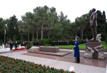Официальные лица государства и правительства почтили память великого лидера Гейдара Алиева на Аллее почетного захоронения (ФОТО)