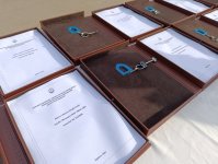 Семьям, переселившимся в села Венгли и Гасанриз, вручены ключи от их новых домов (ФОТО)