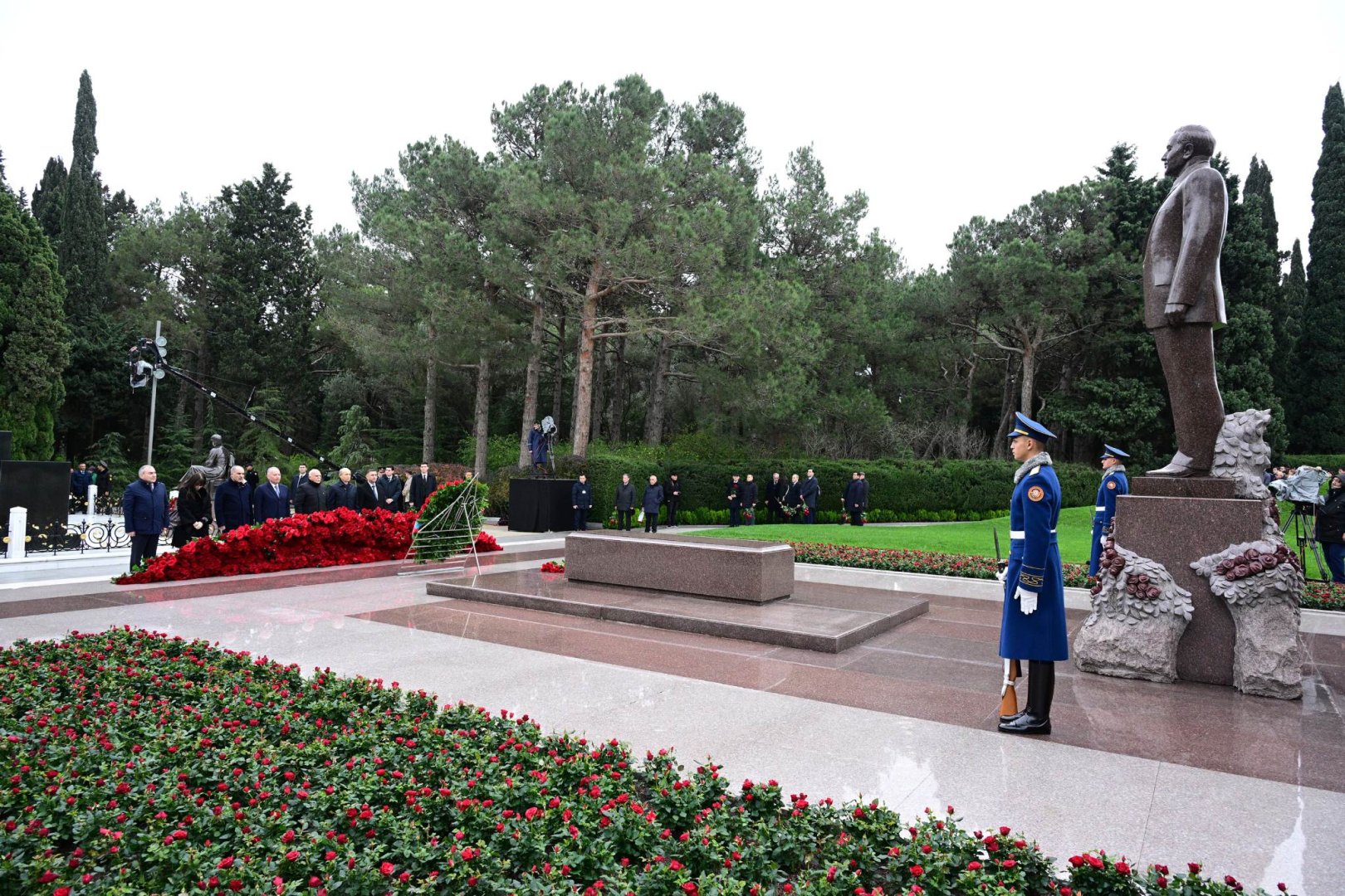 Представители Конституционного суда посетили могилу общенационального лидера Гейдара Алиева (ФОТО)